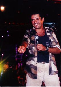 Ragheb Alama : singing in a concert