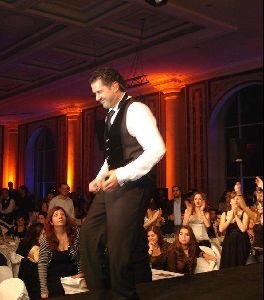 Ragheb Alama : having a great time on stage while singing for his audience