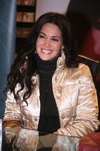 Diana Haddad : Diana haddad picture meeting her fans at virgin stores in amman jordan October 2008