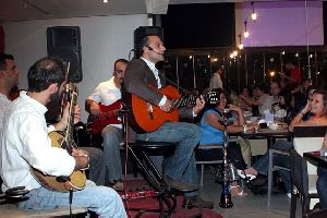 Hani Mitwasi : Hani Mitwasi playing guitar on stage in amman jordan September 2008