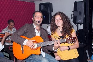 Hani Mitwasi : a picture of Hani Mitwasi with a female fan