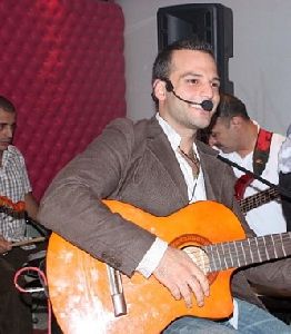 Hani Mitwasi : playing his guitar live