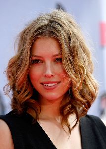 Jessica Biel : jessica biel natural looking hair at the MTV awards