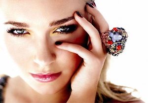 Hayden Panettiere : stylish colorful stone ring