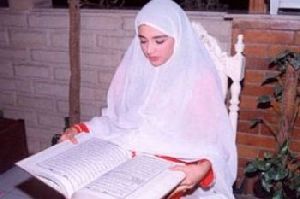 Hanan Turk : Hanan turk reading Quran