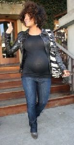 Halle Berry : pregnant hally berry photo