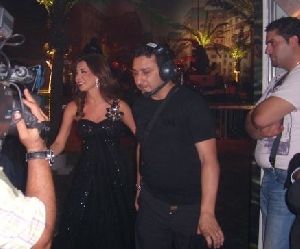 Nancy Ajram : Nancy surrounded by bodyguards on her arrival at Dubai concert