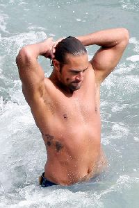 Josh Holloway : latest appearance of Josh Holloway swimming topless in the sea