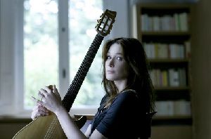 Carla Bruni Sarkozy : carla with her guitar