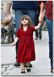 Suri Cruise : red dress and gray flats