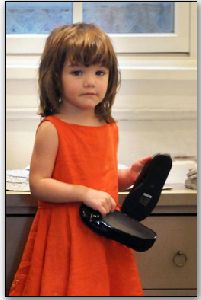 Suri Cruise : Orange summer dress and Black Ballerine flat shoes