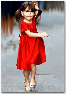 Suri Cruise : red dress and silver ballerine shoes