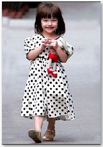 Suri Cruise : a bunny and a black dotted white dress