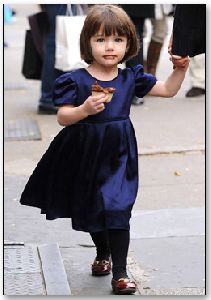 Suri Cruise : dark blue dress and offcource a chocolate cupcake