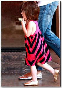 Suri Cruise : pink striped dress matched with her golden flats