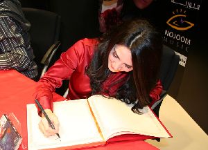 Diana Haddad : Diana leaving her autograph at virgin Megastore journal in Qatar