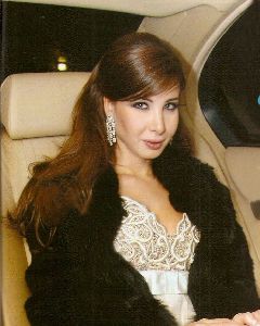 Nancy Ajram : new exclusive photo of Nancy in her car heading towards the Music awards