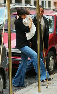 Suri Cruise : Katie Holmes in blue jeans is holdig her  toddler daughter Suri Cruise arrive at their apartment in NYC