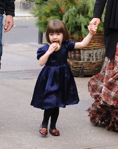 Suri Cruise : looks amazing in the navy dress and the dark red flat shoes