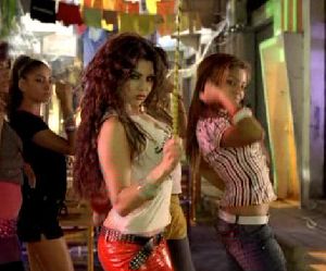 Haifa Wehbe dancing with her friends Yabn El Halal