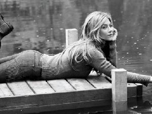 Jennifer Aniston : jennifer aniston overlooking the lake