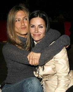 Jennifer Aniston : Jen is hugging Courteney Cox at the The Tripper movie premiere