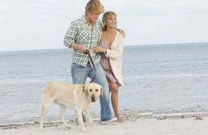 Jennifer Aniston : with Owen wilson walking on the beach from the movie Marley and Me