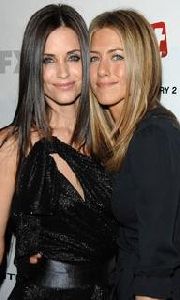 Jennifer Aniston : the sitcom friends actresses together - Courteney Cox and Jennifer aniston