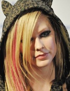 Avril Lavigne : avril wearing a cat-ears woolen hat