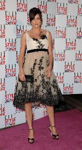 Lisa Snowdon : beige and black dress at the ELLE Magazine Awards in 2007