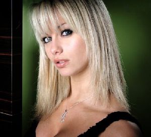 Jessica Jane Clement : stright blond highlighted hair