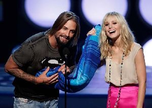 Josh Holloway : at the Teen Choice Award presenting an award with the female blond star Kristen Bell