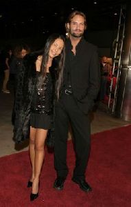 Josh Holloway : with his wife Yessica wearing a short black dress on the red carpet