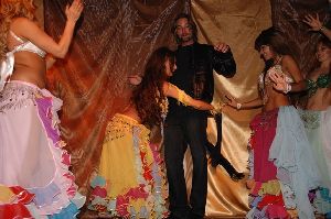 Josh Holloway : seems to like bellydancing or the belly-dancers with his visit to Turkey