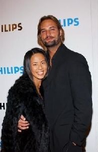 Josh Holloway : josh Holloway hugging his wife Yessica on the red carpet