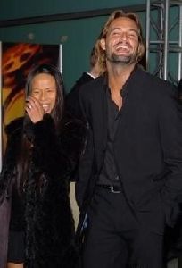 Josh Holloway : a photo of josh and his wife Yessica at LOST premiere