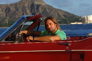 Josh Holloway : driving a convertible red car