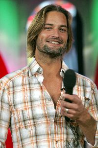 Josh Holloway : at a TV interview with a wedding ring in his left hand