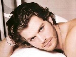 Kivanc Tatlitug : long hair wearing a golden necklace