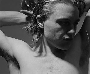 Michael Pitt : topless showing his armpit