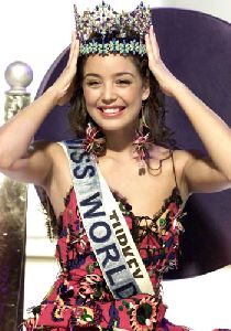 Azra Akin announced the Miss world 2002 at the beauty contest