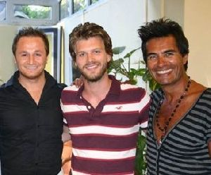 Kivanc Tatlitug together with the hair dressers that cut his hair