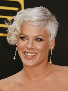 pink : new white hairstyle picture at her arrival for the American Music Awardsheld in California, 2008