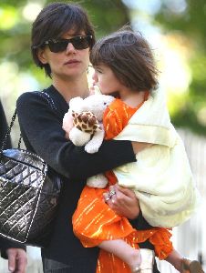 Suri Cruise high quality picture carrying a Giraffe stuffed toy