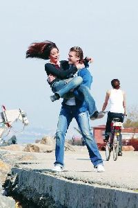 Songul Oden having fun on the beach with Kivanc Tatlitug