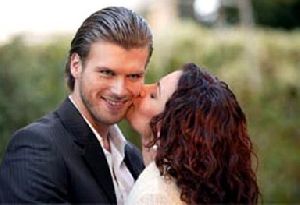 Songul Oden kissing her husband at the drama tv series Kivanc Tatlitug