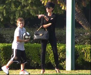 VICTORIA BECKHAM : seen with one of her kids