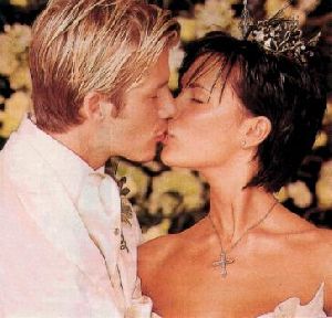 VICTORIA BECKHAM : kissing David Beckham