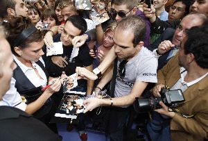 VICTORIA BECKHAM : Signing autographs for fans at the Launch of  dVb By Victoria Beckham  denim collection in Madrid on the 16th of October, 2008