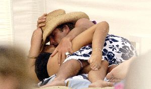 VICTORIA BECKHAM : intimate hugs and kisses with husband David Beckham at the beach in St. Tropez